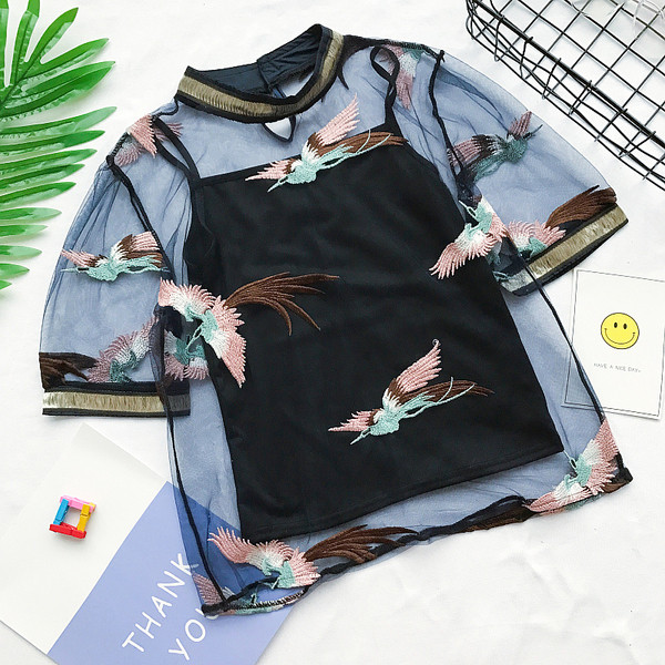 Όμορφες κυρίες διαφανή μπλούζα με εκτυπώσεις + γιλέκο σε μαύρο χρώμα