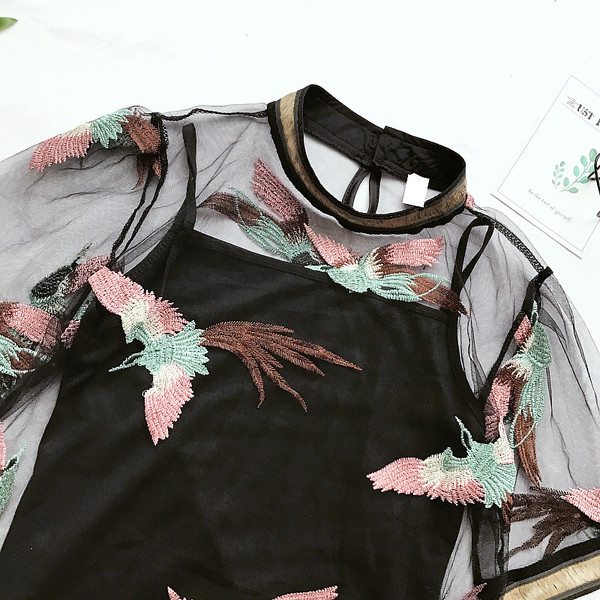 Όμορφες κυρίες διαφανή μπλούζα με εκτυπώσεις + γιλέκο σε μαύρο χρώμα