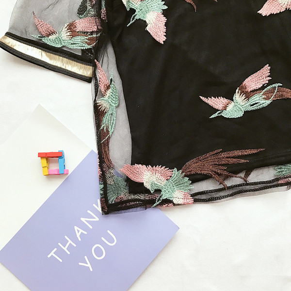 Όμορφες κυρίες διαφανή μπλούζα με εκτυπώσεις + γιλέκο σε μαύρο χρώμα