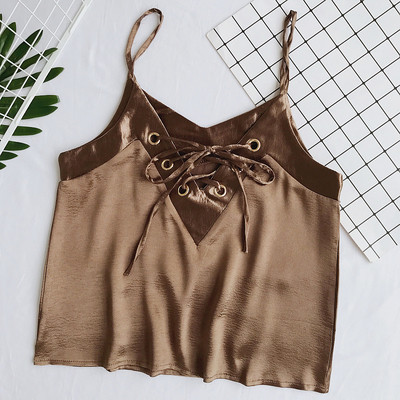 Κυρίες σατέν κορυφή της δεξαμενής με λεπτές τιράντες και δεσμών σε διάφορα χρώματα