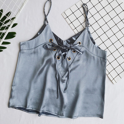 Κυρίες σατέν κορυφή της δεξαμενής με λεπτές τιράντες και δεσμών σε διάφορα χρώματα