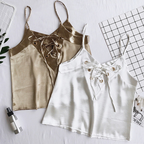 Κυρίες σατέν κορυφή της δεξαμενής με λεπτές τιράντες και δεσμών σε διάφορα χρώματα