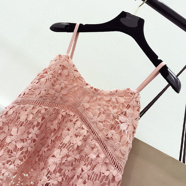 Lacy κυρίες κατοχυρωθούν σε γκρι, λευκό, ροζ, πράσινο και μαύρο, με λεπτές τιράντες