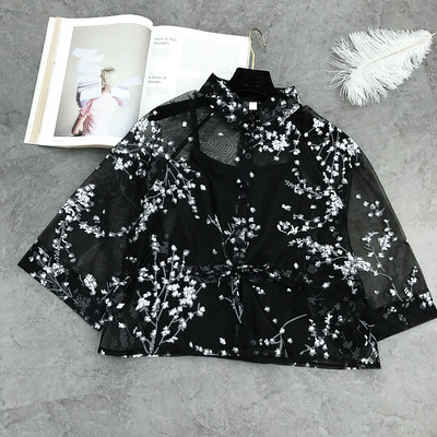 Κομψό κυρίες διαφανές πουκάμισο σε λευκό και μαύρο κεντημένο γιλέκο +