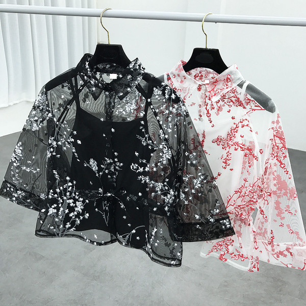 Κομψό κυρίες διαφανές πουκάμισο σε λευκό και μαύρο κεντημένο γιλέκο +