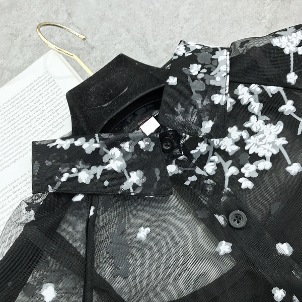 Κομψό κυρίες διαφανές πουκάμισο σε λευκό και μαύρο κεντημένο γιλέκο +