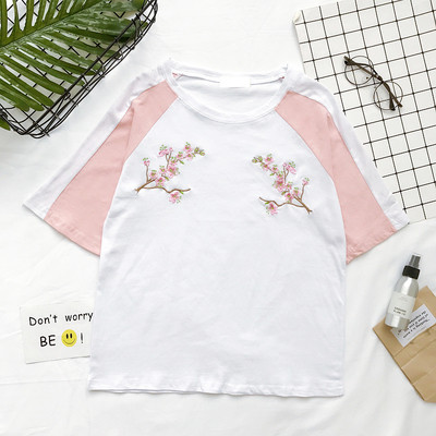 Καθημερινά κυρίες T-shirt με χρωματιστές μανίκια και κέντημα