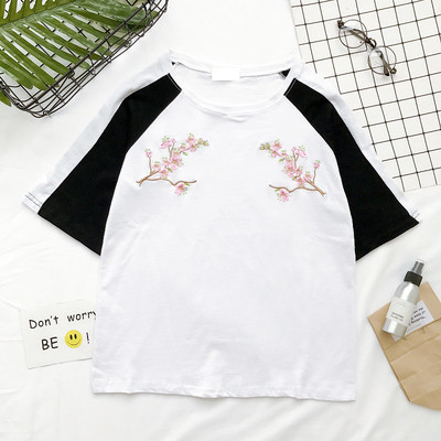 Καθημερινά κυρίες T-shirt με χρωματιστές μανίκια και κέντημα