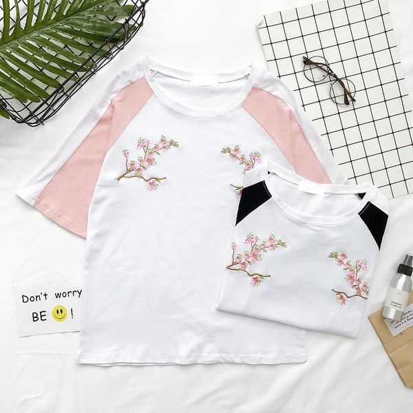 Καθημερινά κυρίες T-shirt με χρωματιστές μανίκια και κέντημα