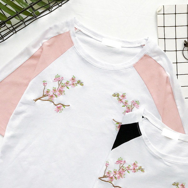 Καθημερινά κυρίες T-shirt με χρωματιστές μανίκια και κέντημα