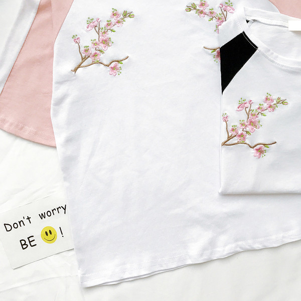 Καθημερινά κυρίες T-shirt με χρωματιστές μανίκια και κέντημα