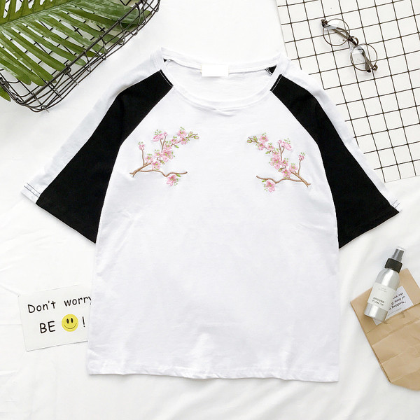 Καθημερινά κυρίες T-shirt με χρωματιστές μανίκια και κέντημα