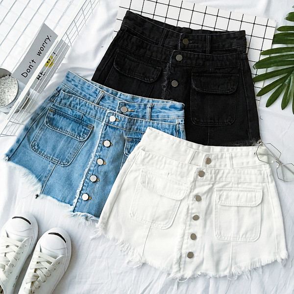 σορτς σύγχρονες γυναίκες σε λευκό, μπλε και μαύρο