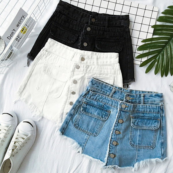 σορτς σύγχρονες γυναίκες σε λευκό, μπλε και μαύρο