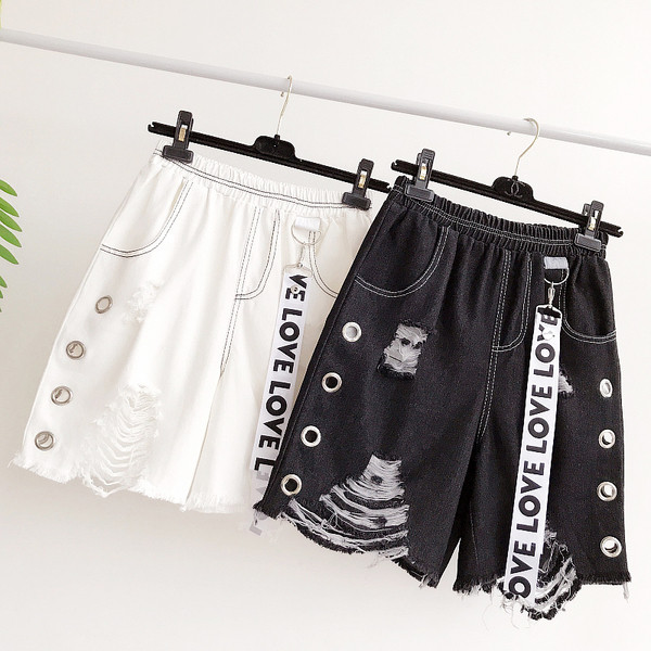 σορτς σύγχρονες γυναίκες με ελαστικά και μεταλλικά δακτυλίδια