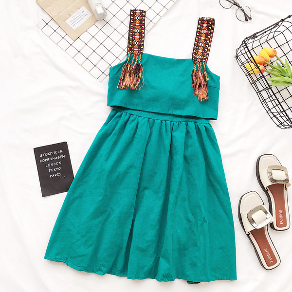 Φρέσκα κυρία φόρεμα με κορδέλα σε κίτρινο, πράσινο και λευκό