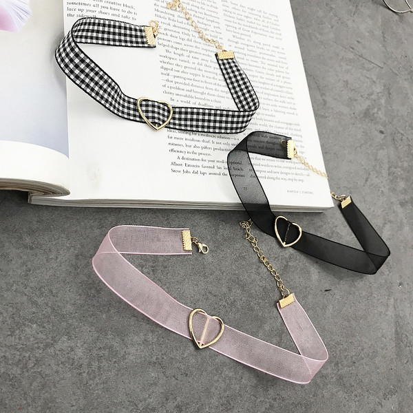 Красив дамски чокър от прозрачна материя с декорация сърце