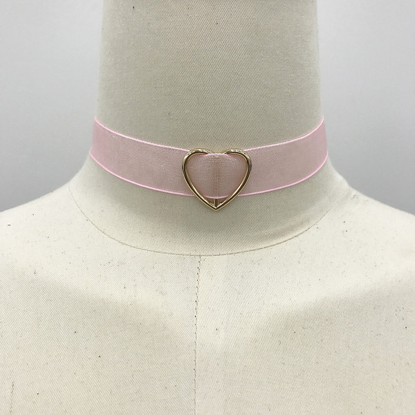 Красив дамски чокър от прозрачна материя с декорация сърце