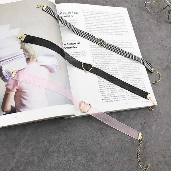 Красив дамски чокър от прозрачна материя с декорация сърце