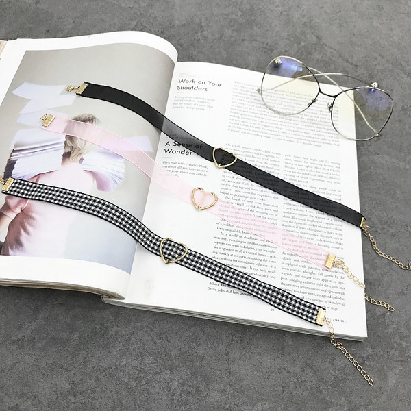 Красив дамски чокър от прозрачна материя с декорация сърце