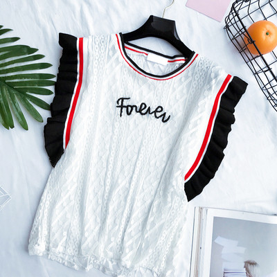 Όμορφες κυρίες δαντέλα μπλούζα με σγουρά χρώματος μανίκια