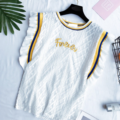 Όμορφες κυρίες δαντέλα μπλούζα με σγουρά χρώματος μανίκια