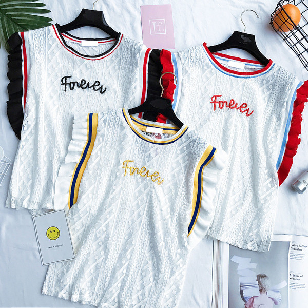 Όμορφες κυρίες δαντέλα μπλούζα με σγουρά χρώματος μανίκια