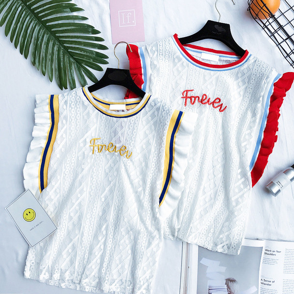 Όμορφες κυρίες δαντέλα μπλούζα με σγουρά χρώματος μανίκια