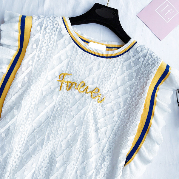 Όμορφες κυρίες δαντέλα μπλούζα με σγουρά χρώματος μανίκια