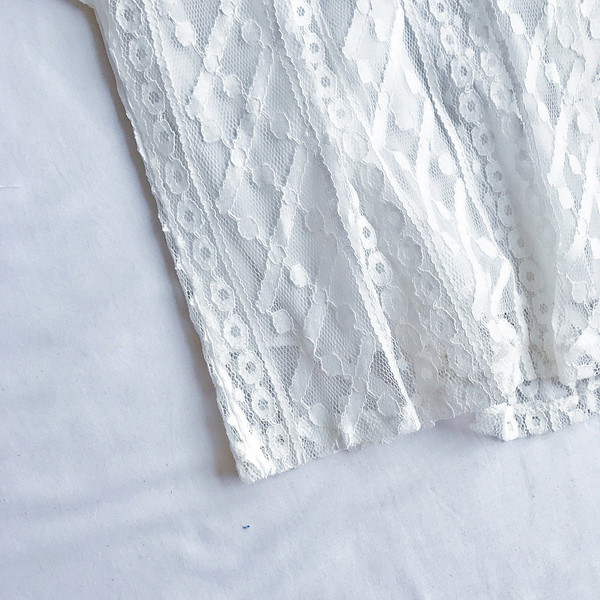 Όμορφες κυρίες δαντέλα μπλούζα με σγουρά χρώματος μανίκια