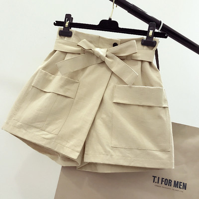 σορτς Κομψή γυναικών με ζώνη και βαθιές τσέπες