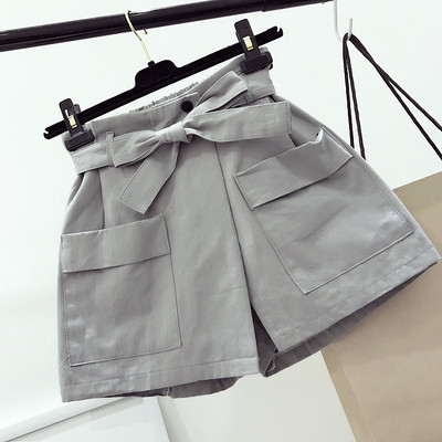 σορτς Κομψή γυναικών με ζώνη και βαθιές τσέπες