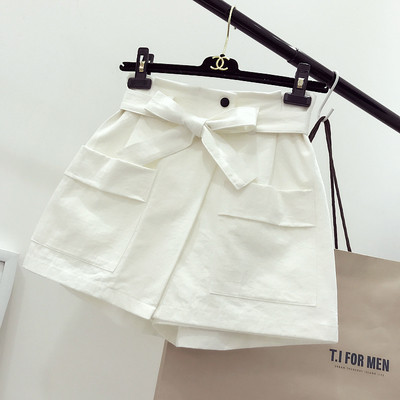 σορτς Κομψή γυναικών με ζώνη και βαθιές τσέπες