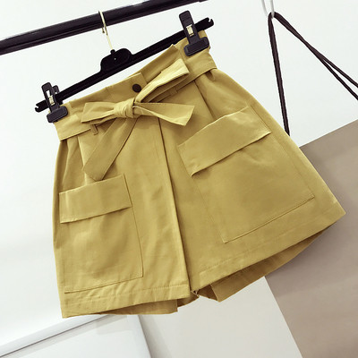 σορτς Κομψή γυναικών με ζώνη και βαθιές τσέπες