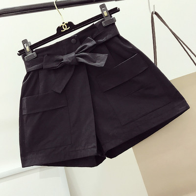 σορτς Κομψή γυναικών με ζώνη και βαθιές τσέπες