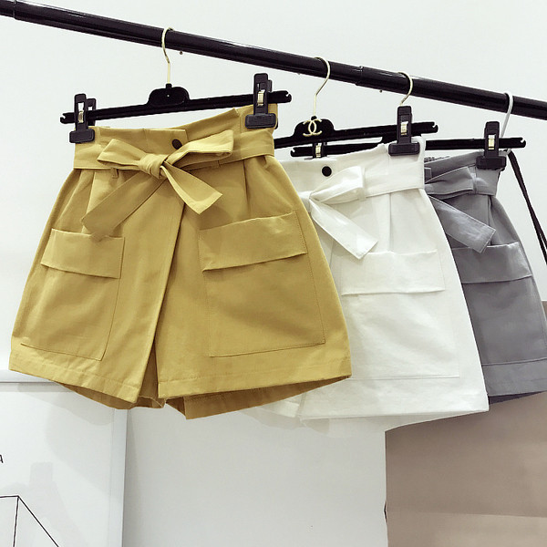 σορτς Κομψή γυναικών με ζώνη και βαθιές τσέπες