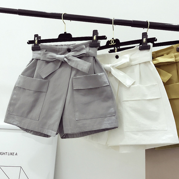 σορτς Κομψή γυναικών με ζώνη και βαθιές τσέπες