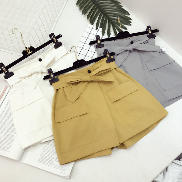 σορτς Κομψή γυναικών με ζώνη και βαθιές τσέπες