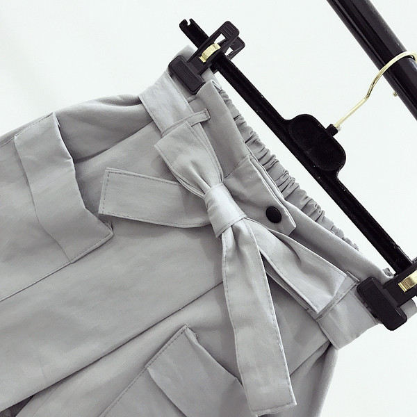 σορτς Κομψή γυναικών με ζώνη και βαθιές τσέπες