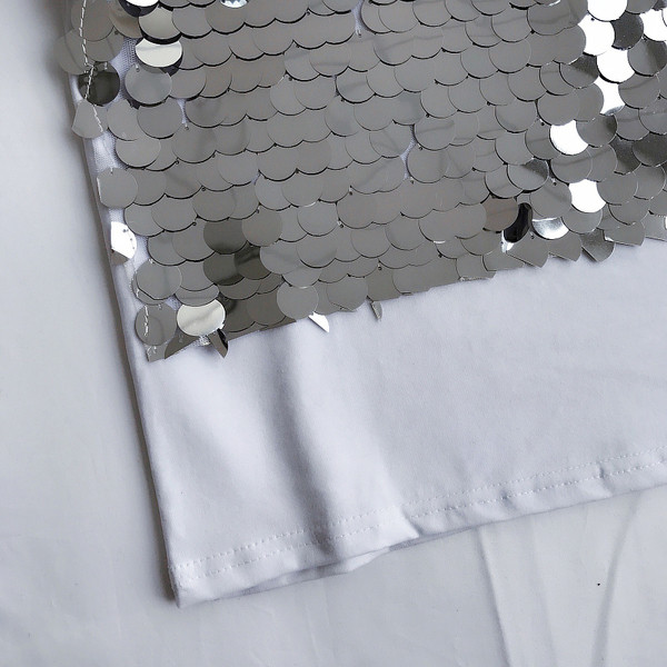 Κομψό κυρίες μπλούζα σε λευκό και μαύρο γιλέκο με απομίμηση πούλιες