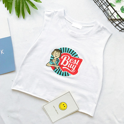 Φρέσκα κυρίες πουκάμισο με μια εικόνα σε λευκό, μαύρο και ροζ