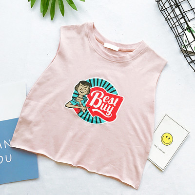 Φρέσκα κυρίες πουκάμισο με μια εικόνα σε λευκό, μαύρο και ροζ