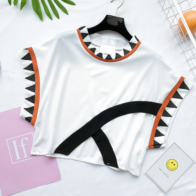 Μια ενδιαφέρουσα κυρίες μοτίβο κοντή μπλούζα σε μαύρο και άσπρο