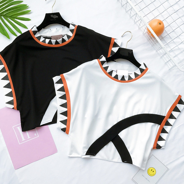 Μια ενδιαφέρουσα κυρίες μοτίβο κοντή μπλούζα σε μαύρο και άσπρο