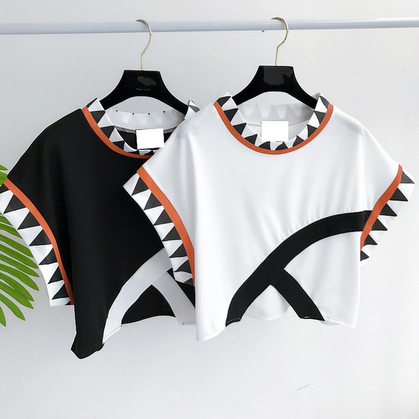 Μια ενδιαφέρουσα κυρίες μοτίβο κοντή μπλούζα σε μαύρο και άσπρο