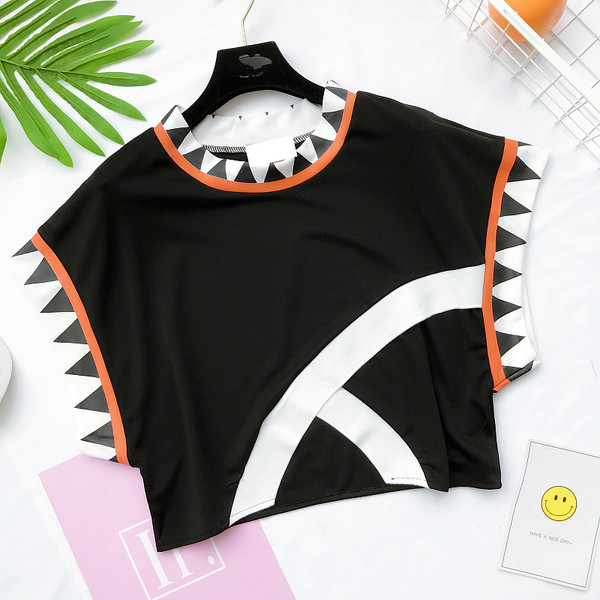 Μια ενδιαφέρουσα κυρίες μοτίβο κοντή μπλούζα σε μαύρο και άσπρο