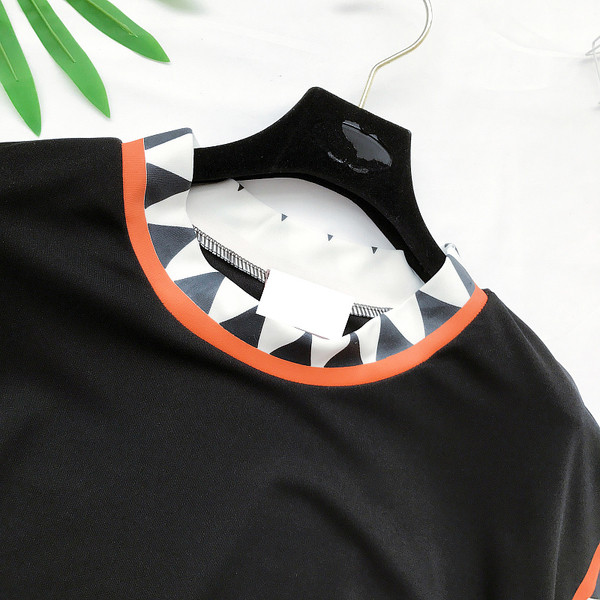 Μια ενδιαφέρουσα κυρίες μοτίβο κοντή μπλούζα σε μαύρο και άσπρο