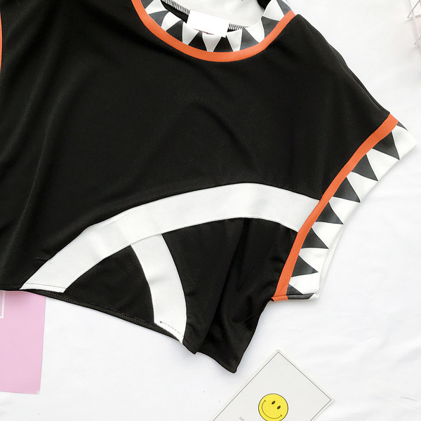 Μια ενδιαφέρουσα κυρίες μοτίβο κοντή μπλούζα σε μαύρο και άσπρο