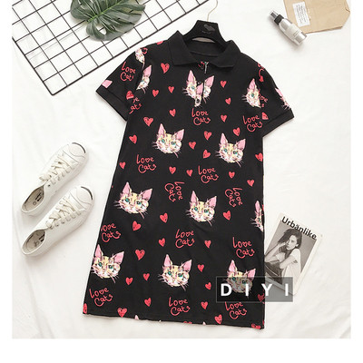 Интересна дамска рокля с яка и къс ръкав и изображения