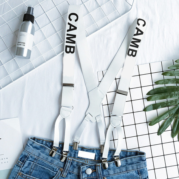 Σύγχρονη κυρίες κοντό παντελόνι με υψηλή μέση και τιράντες